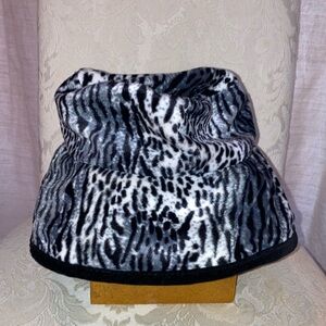 Animal print hat. Liz Claiborne.